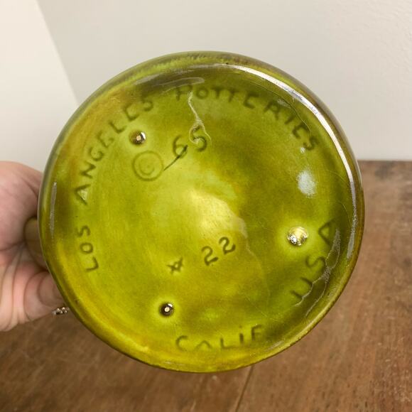 Los Angeles Pottery USA 1965 USA #22‎ 6" Pitcher Olive Green Bow Fruit Motif - Picture 7 of 8